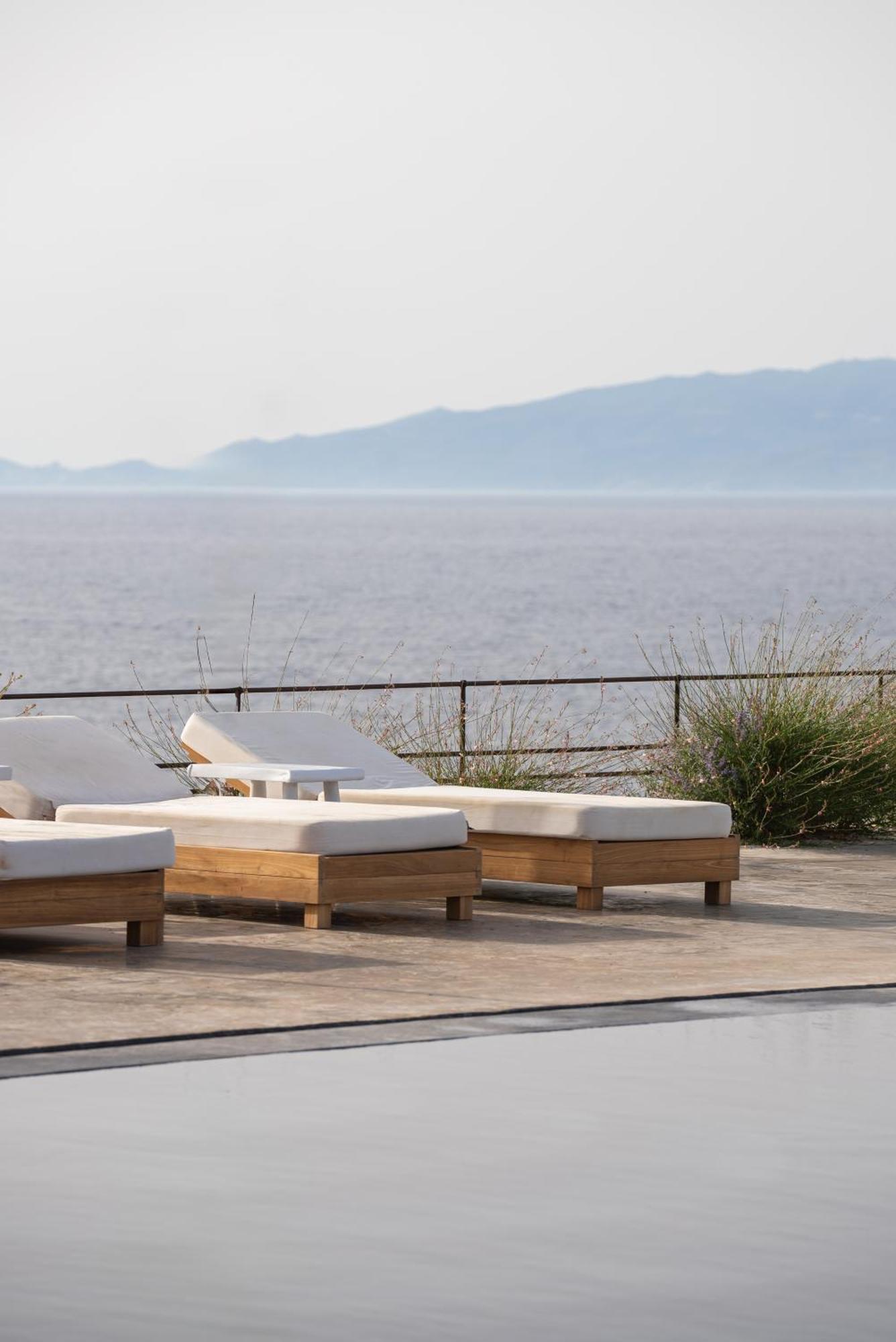 Colombos Beachfront Foinikiá 外观 照片