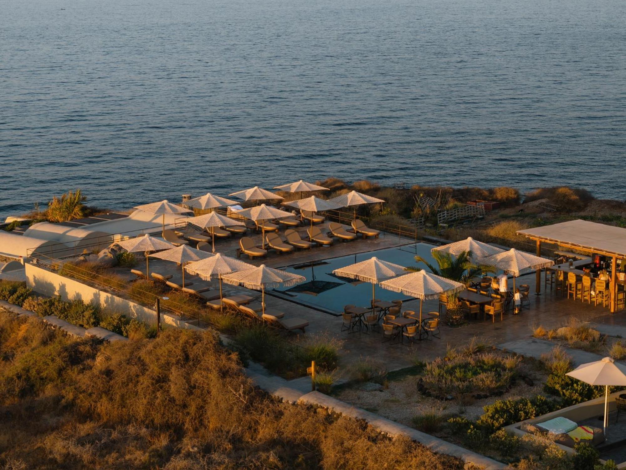 Colombos Beachfront Foinikiá 外观 照片