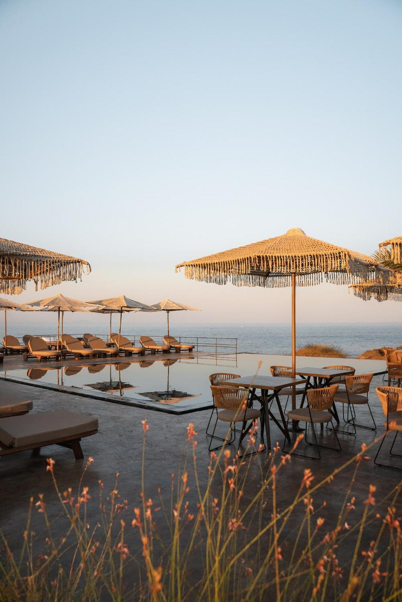 Colombos Beachfront Foinikiá 外观 照片
